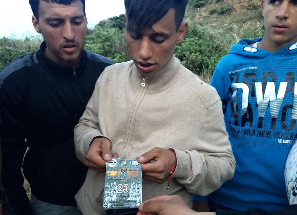 Reda muestra el cartel del campeonato en el que participó en Málaga en 2018. Es uno de los luchadores que aparece en el lado izquierdo.