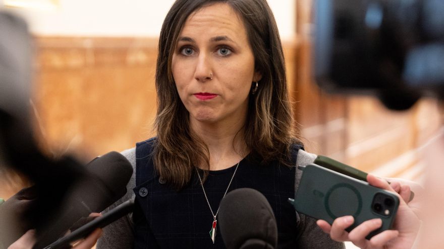 La secretaria general de Podemos, Ione Belarra, atiende a los medios durante una sesión plenaria extraordinaria, en el Congreso de los Diputados, a 15 de enero de 2026, en Madrid (España).