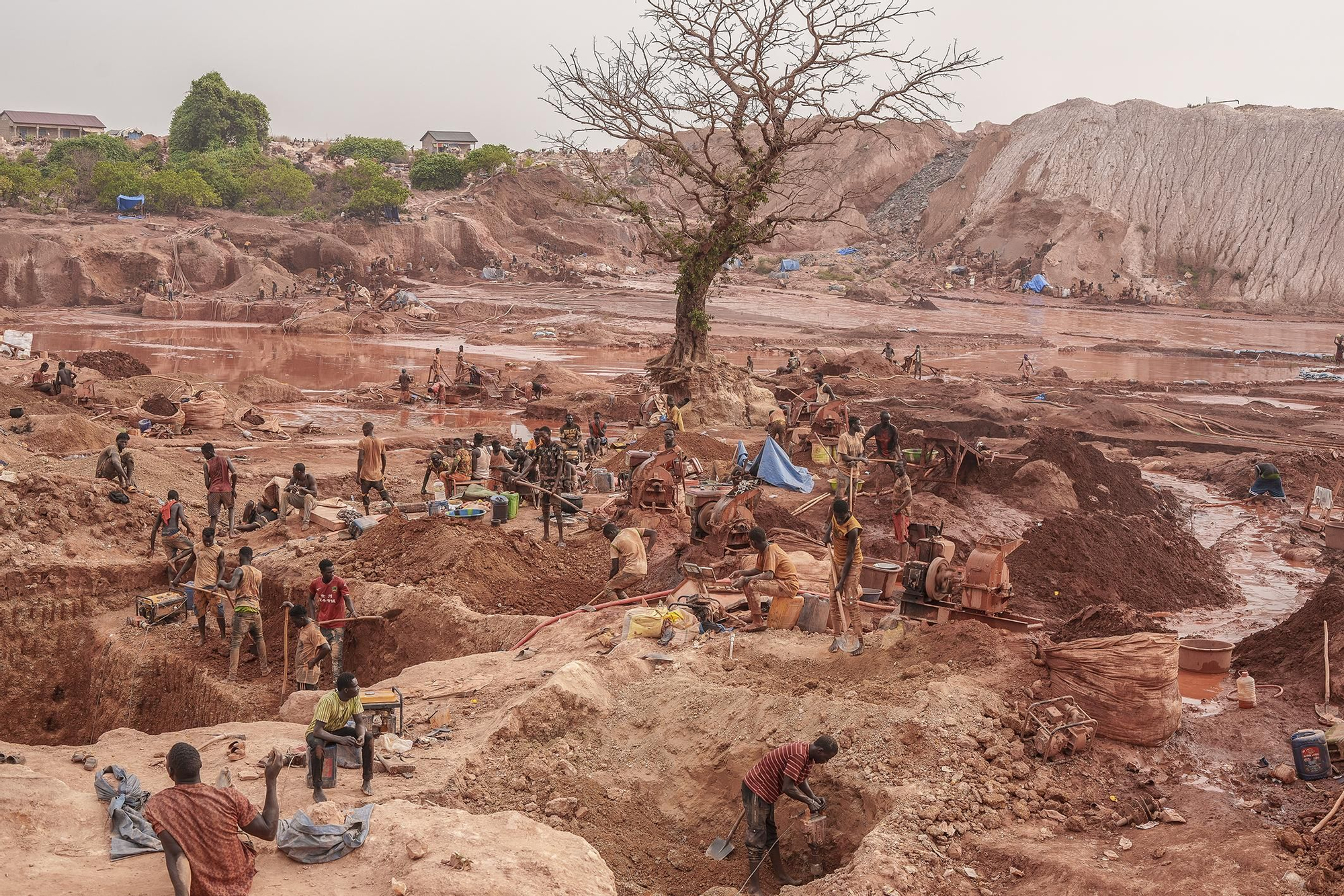 Cientos de jóvenes trabajan hasta diez horas al día bajo temperaturas de 40 grados para extraer tierra aurífera. Esto les permite ganar unos pocos euros a la semana para financiar su viaje a Europa. Mina artesanal de Fatoya, Guinea, 7 de mayo de 2025. © Hervé Lequeux / CNAP / Le Figaro Magazine.
