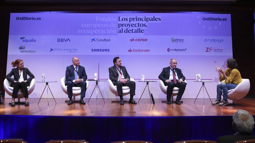 Leonor Rodríguez Sinobas, Research Group Hydraulics for Irrigation de la Universidad Politécnica de Madrid; Jaime Flores, subdirector de I+D+i de Canal de Isabel II; Santiago Lafuente, Director de España en Aqualia; y Teodoro Estrela, Director general del Agua del Ministerio para la Transición Ecológica y el Reto Demográfico. La mesa sobre modernización del ciclo del agua fue moderada por Sara Acosta, directora de Ballena Blanca.