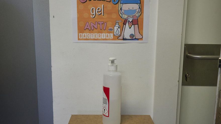 Un gel desinfectante en un colegio de Pamplona