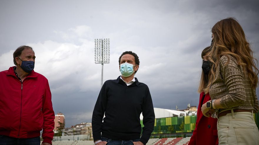 El candidato de Ciudadanos a la Presidencia de la Comunidad de Madrid, Edmundo Bal, durante una visita al Estadio de Vallehermoso, en Madrid.