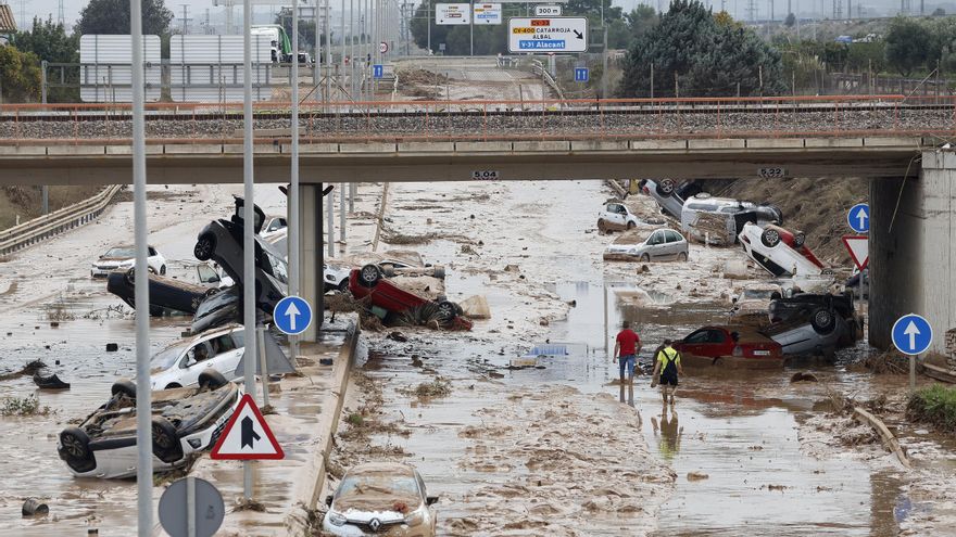 Torrent aconseja permanecer en casa por el humo de un incendio en una nave dañada por dana