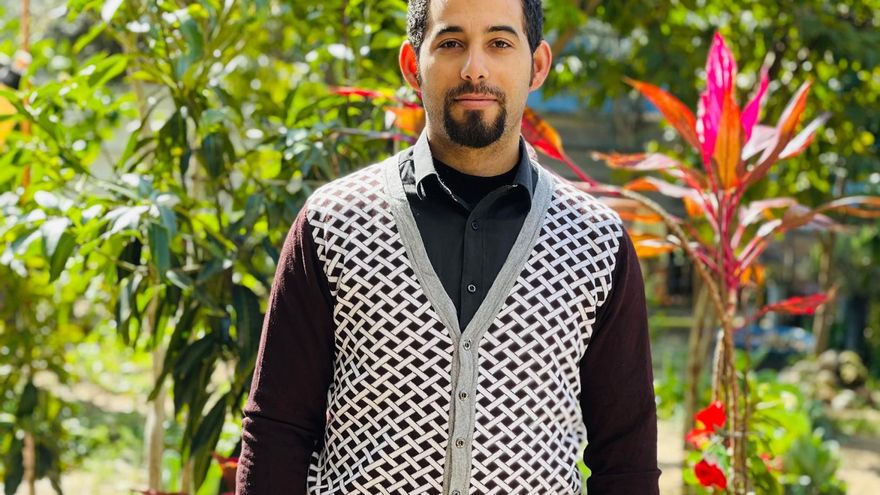 El poeta palestino Mosab Abu Toha, detenido por Israel cuando intentaba salir de Gaza, denuncia su familia