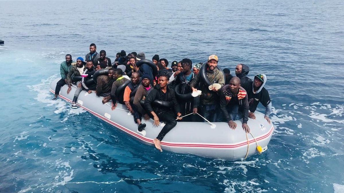 Hasta 501 inmigrantes y cinco cadáveres salvados este miércoles de 12 pateras en aguas andaluzas