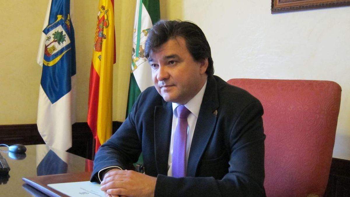 El alcalde de Huelva, que cobra 3.042 euros mensuales, publica su nómina completa en la web municipal