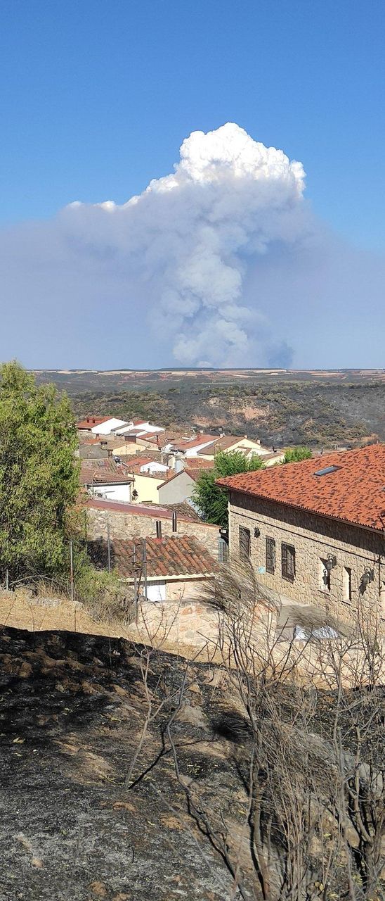 Imagen del incendio en Humanes (Guadalajara) desde Valdepeñas de la Sierra, donde hoy mismo ha quedado extinguido otro incendio que ha quemado más de 3.000 hectáreas