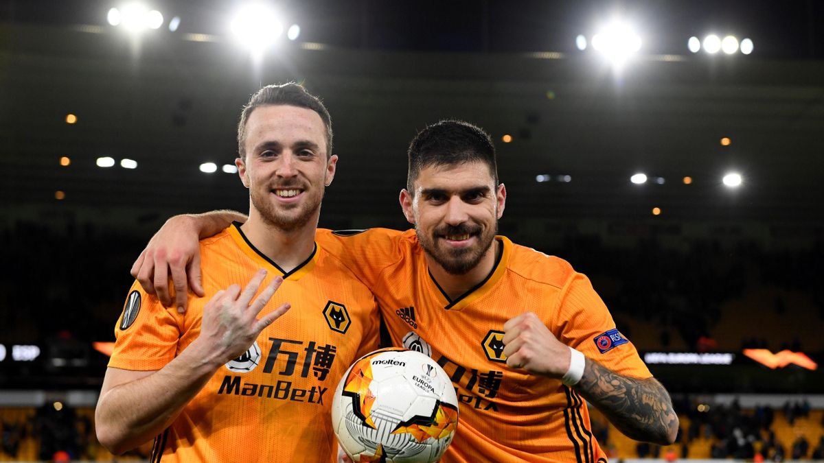 Diogo Jota y Rúben Neves posan con el balón del partido tras el Wolverhampton 4-0 Espanyol de Europa League en el que ambos anotaron y que fue el tercer hatrick de la carrera del primero.