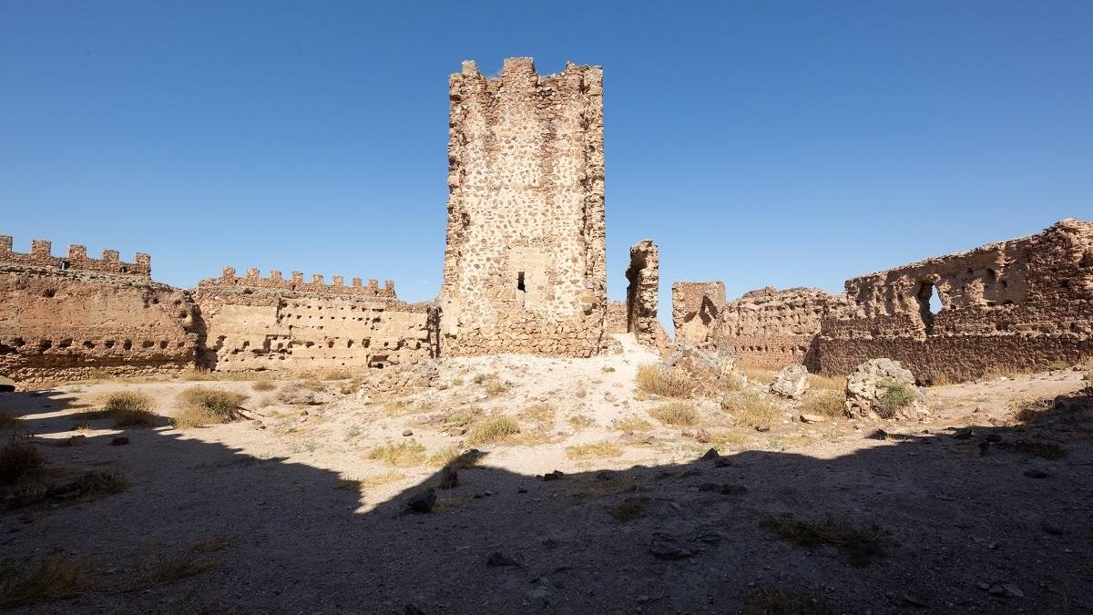 Interior del patio de armas del Castillo de Almonacid de Toledo