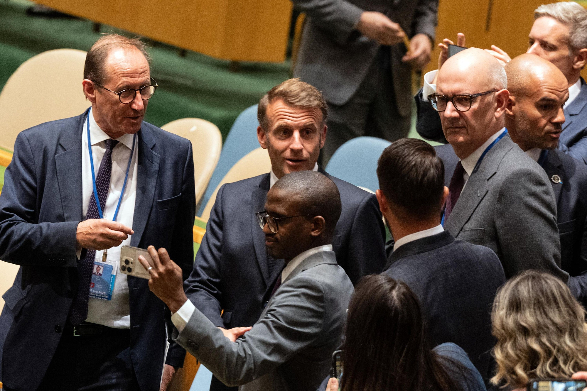 Fotografía del presidente de Francia, Emmanuel Macron (C), durante la conferencia internacional por la solución de los dos Estados (Israel y Palestina), en la ONU.