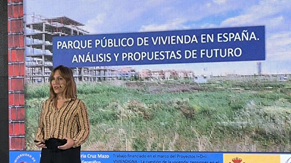 Estrella Cruz Mazo, investigadora de la Universidad de Sevilla, durante una ponencia.