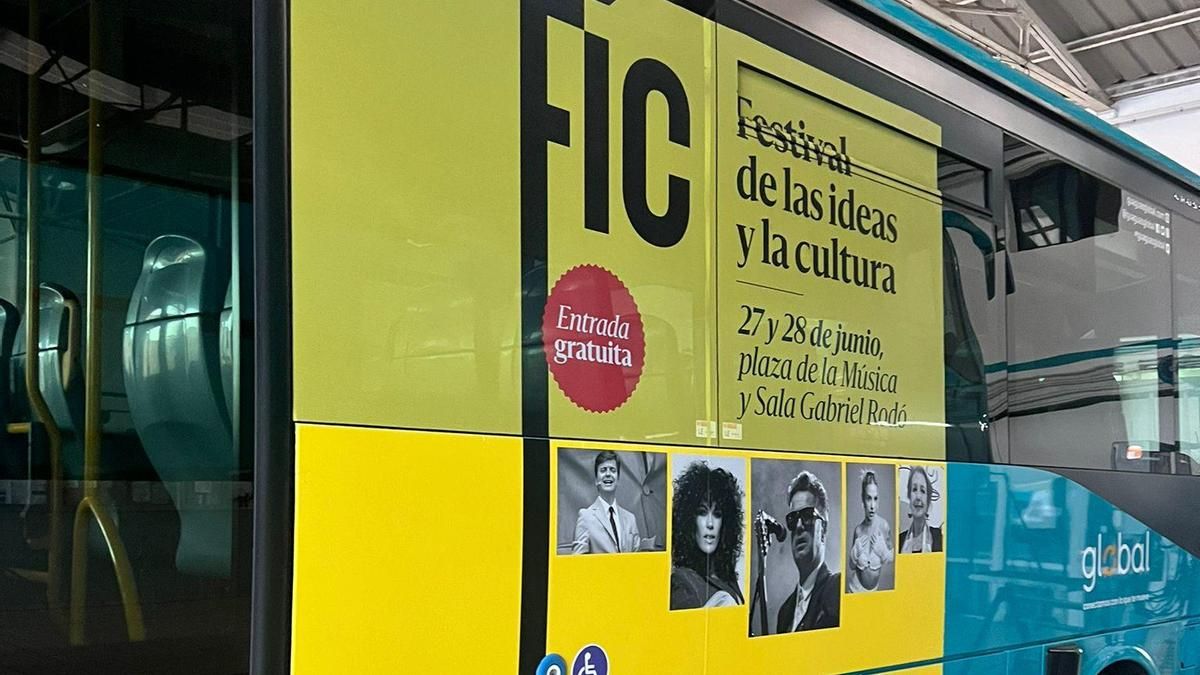 Cartel del FIC en una guagua en Las Palmas de Gran Canaria.