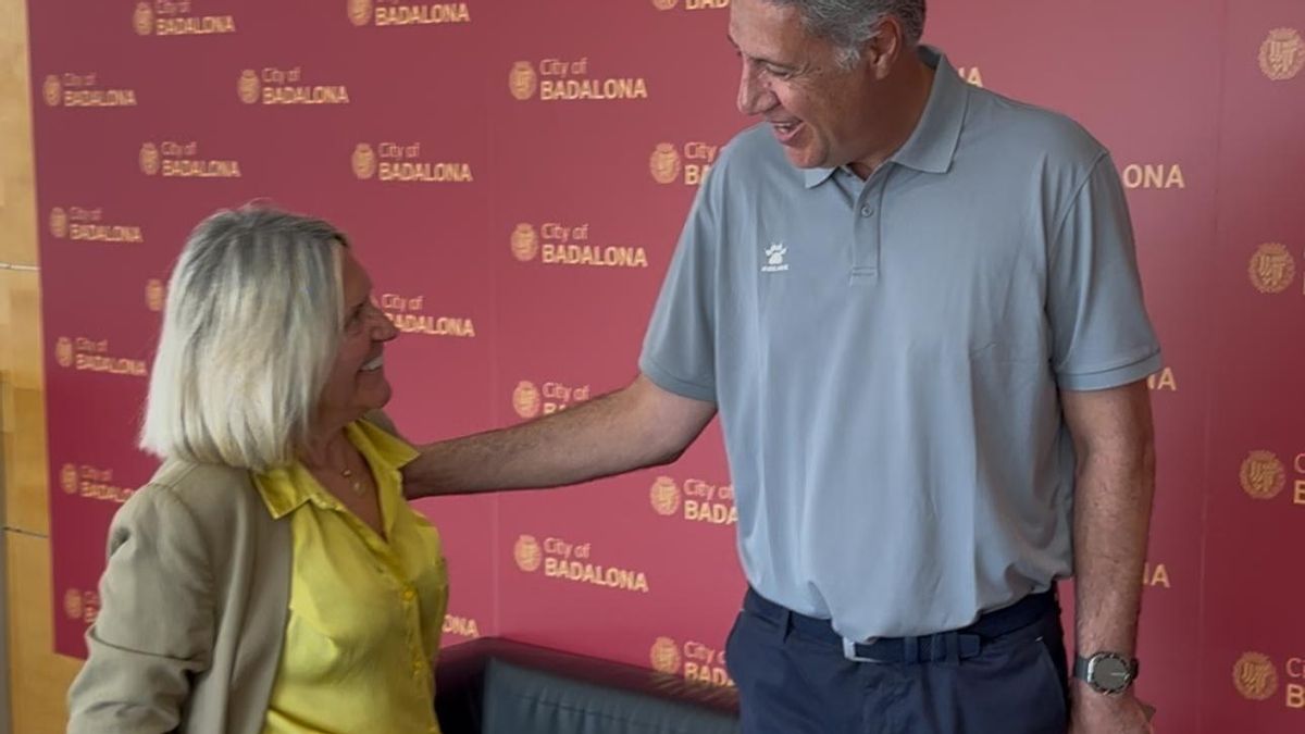 La alcaldesa de Bétera, Elia Verdevío, junto al alcalde de Badalona, Javier García Alboiol.
