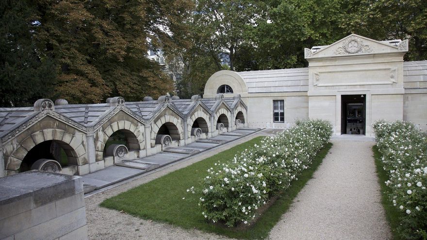 Patio de la Capilla de la Expiación. Aquí se enterraron a más de 1.300 víctimas de la guillotina revolucionaria.