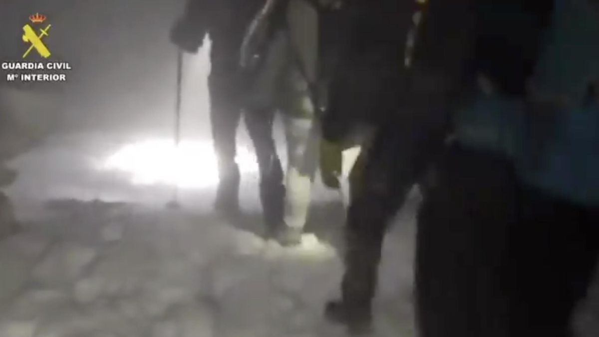 Rescatados tres jóvenes montañeros en la Sierra de Gredos con síntomas de hipotermia