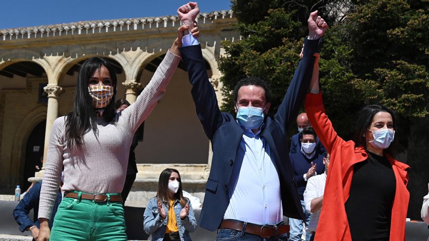 El candidato de Ciudadanos a la Comunidad de Madrid, Edmundo Bal (c) participa en un encuentro con alcaldes, vicealcaldes y concejales de Ciudadanos junto a la presidenta del partido, Inés Arrimadas (d) y la vicealcaldesa de Madrid, Begoña Villacís (i) en la plaza Mayor de El Molar, Madrid este domingo. EFE/ Fernando Villar