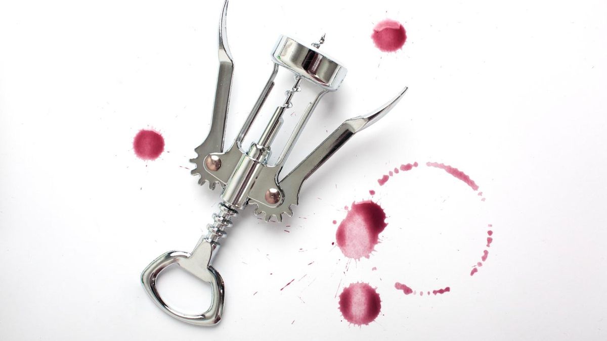 De dos tiempos, de alas o de palanca: cómo elegir el mejor utensilio para abrir botellas de vino