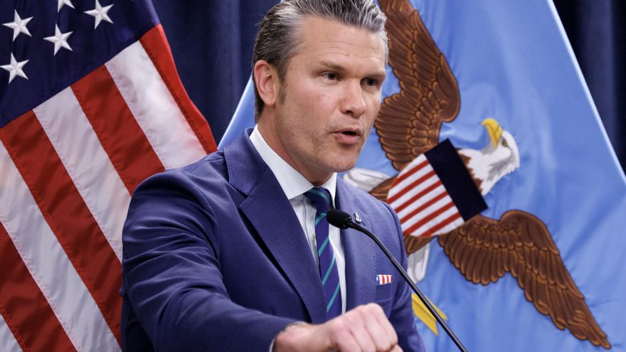 El secretario de Guerra de EE. UU., Pete Hegseth, el pasado 5 de marzo durante una conferencia de prensa en la sede del CENTCOM en la base aérea MacDill en Tampa, Florida, EE. UU. EFE/EPA/CRISTOBAL HERRERA-ULASHKEVICH