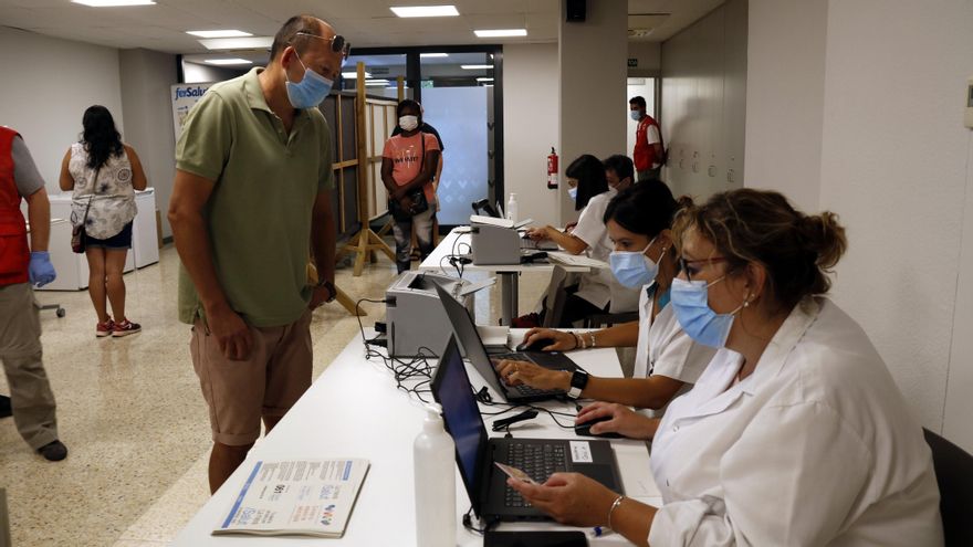 Vecinos y trabajadores del CAP Vic-Sud, durante el cribaje realizado a finales de agosto.