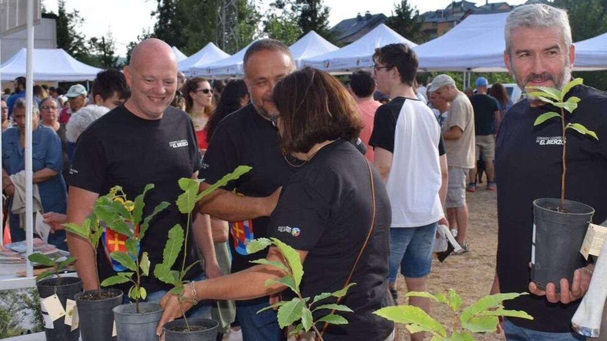 Alider Presa (d), exvicepresidente de la Diputación y alcalde del municipio más afectado, en una imagen de archivo en una feria.