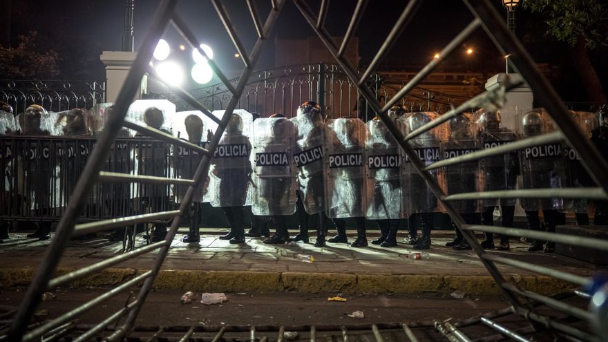 La Policía de Perú pide a periodistas "identificaciones más grandes", tras agresiones en Lima