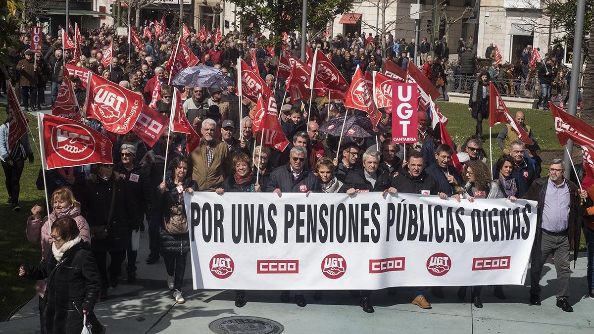 Marcha multitudinaria por las pensiones en Santander. | JOAQUÍN GÓMEZ SASTRE