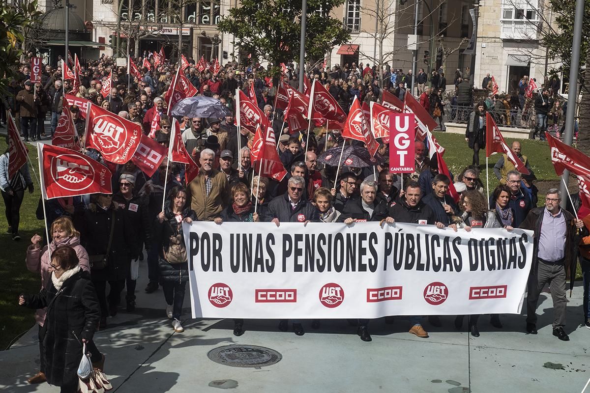 Marcha multitudinaria por las pensiones en Santander. | JOAQUÍN GÓMEZ SASTRE