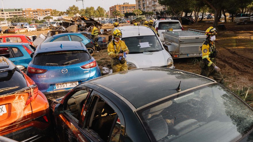 Bomberos y efectivos aragoneses trabajan en la limpieza de Catarroja, una de las localidades afectadas por la DANA