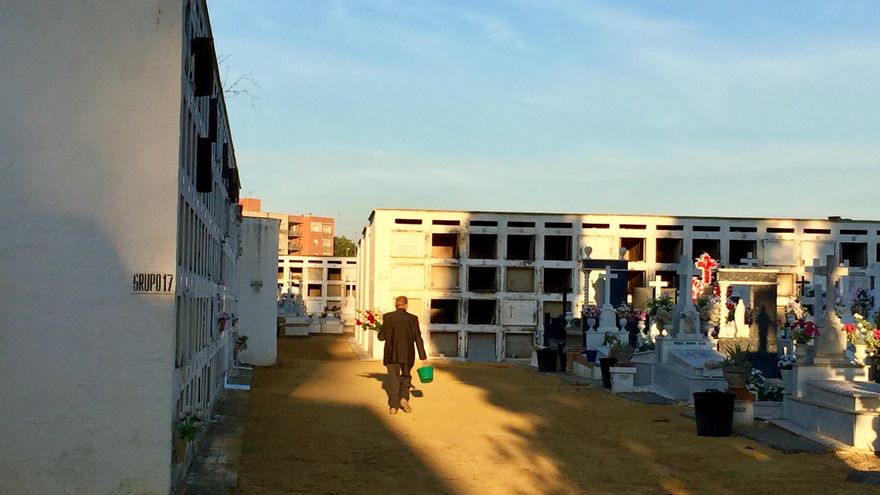 Un visitante al Cementerio de San Fernando (Sevilla), a 1 de noviembre