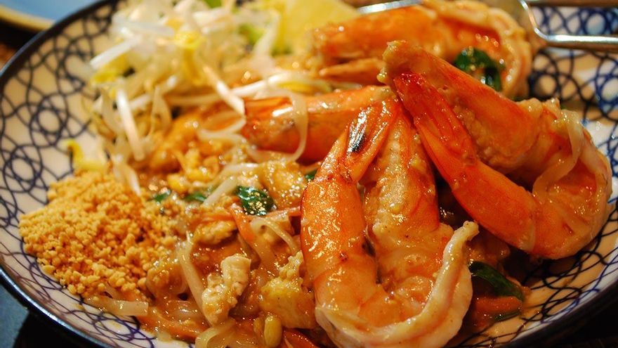 Pad thai khung, tallarines con de todo