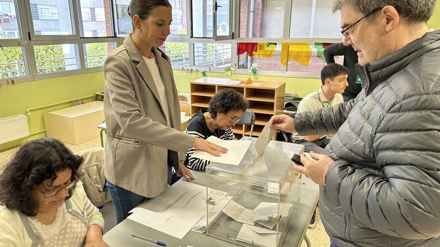El alcalde de Bilbao, Juan María Aburto, vota en las elecciones vascas