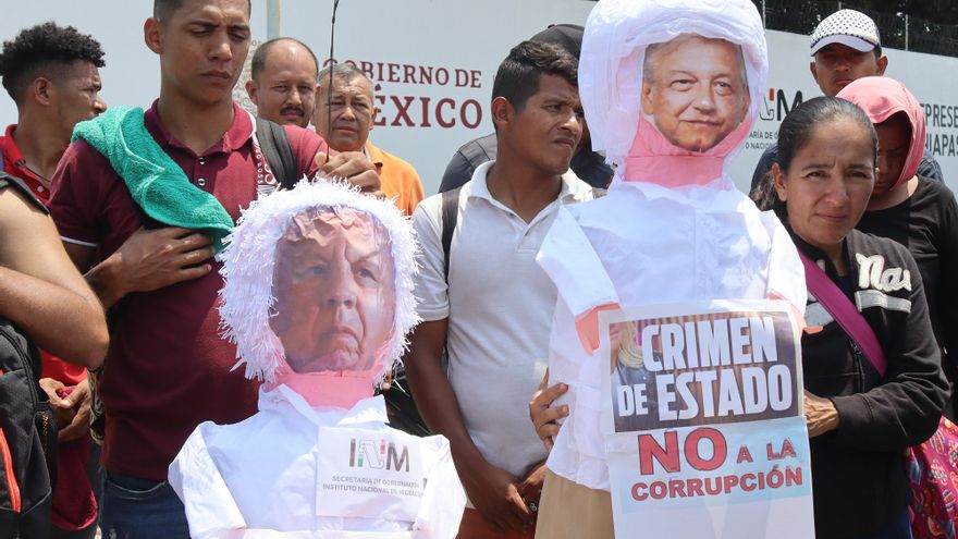 Migrantes queman piñatas de López Obrador y jefe de Migración en protesta