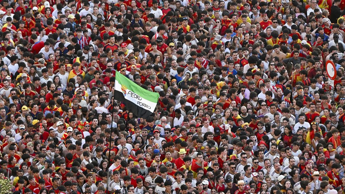 Miles de aficionados españoles abarrotan la plaza de Cibeles, con una bandera extremeña en el medio