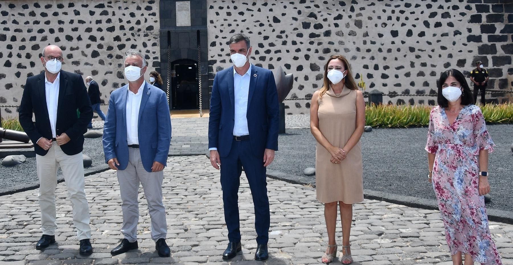 Pedro Sánchez junto a otras autoridades en el Castillo de San José de Arrecife.