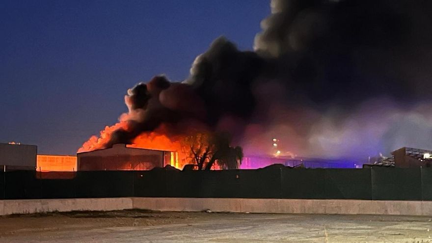 El gran incendio en la planta de Onaindia en Vitoria destapa incumplimientos en la gestión de residuos