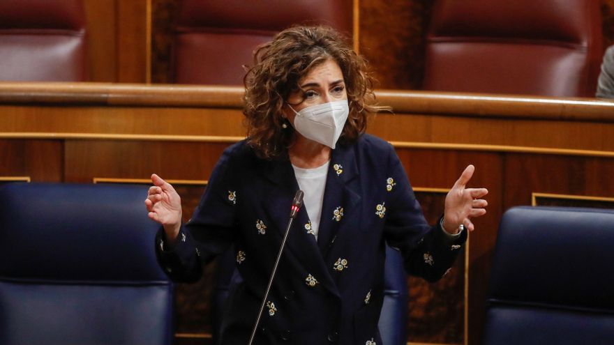 La ministra de Hacienda, María Jesús Montero, responde a una pregunta de la oposición durante una nueva sesión de control al Gobierno, este miércoles, en el Congreso de los Diputados. EFE/Juan Carlos Hidalgo