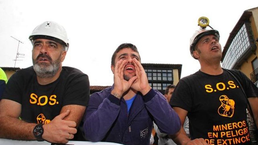 Peio García / ICAL Un grupo de mineros protesta a la entrada del consistorio mientra se desarrolla el acto de investidura