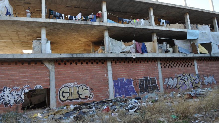 Imagen del edificio que quedó sin terminar y que ocupa medio centenar de africanos