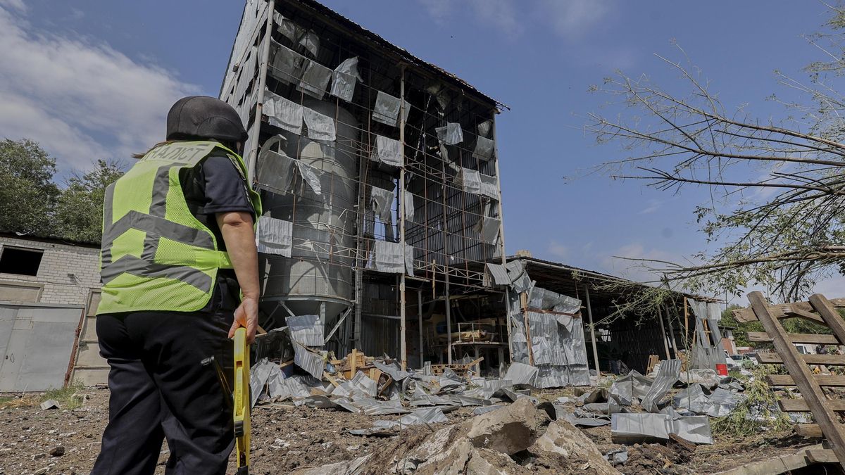 Impacto de un misil en una factoria de los alrededores de la ciudad ucraniana Kharkiv. EFE/SERGEY KOZLOV