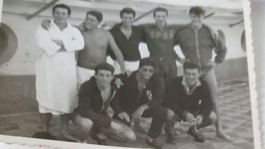 De izquierda a derecha: de pie Jesús Cantero, Emilio Díaz, Francisco Bello, Jose Luis Benjumea con albornoz, en la piscina Julio Navarro.