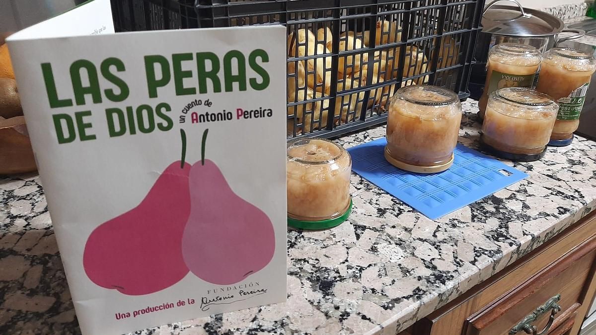 Programa de mano de la adaptación teatral del cuento de Antonio Pereira 'Las peras de Dios', junto a conservas de pera. 