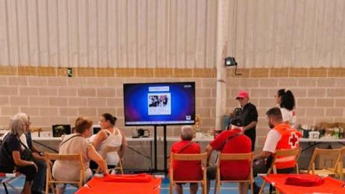 Instalaciones habilitadas por Cruz Roja Guadalajara en el polideportivo de Humanes para los evacuados por el incendio de La Mierla, con capacidad para 200 camas