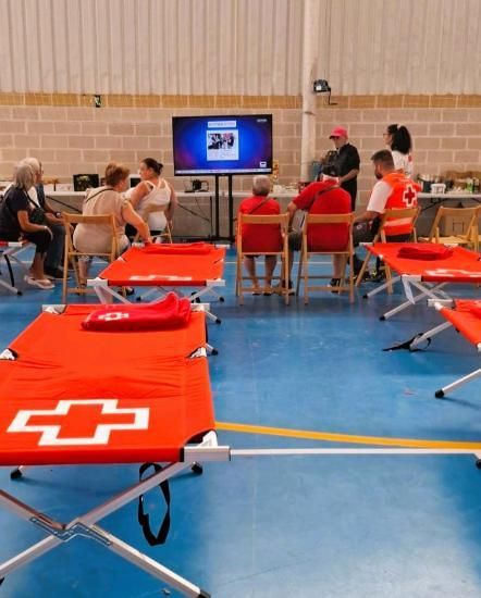 Instalaciones habilitadas por Cruz Roja Guadalajara en el polideportivo de Humanes para los evacuados por el incendio de La Mierla, con capacidad para 200 camas