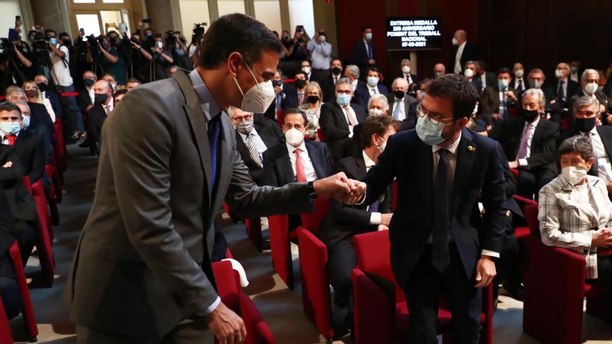 Pedro Sánchez y Pere Aragonès se saludan, por primera vez de forma presencial, en un acto de Foment del Treball en Barcelona