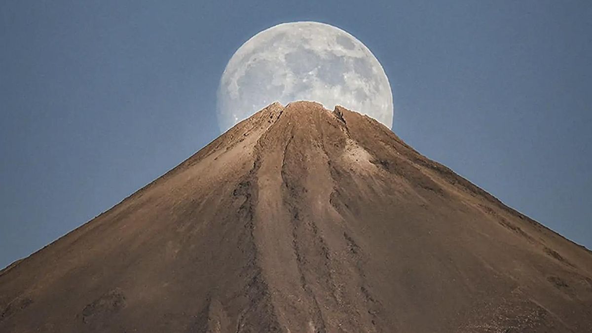 Una foto del Teide 'mordiendo' a la luna, seleccionada por National Geographic