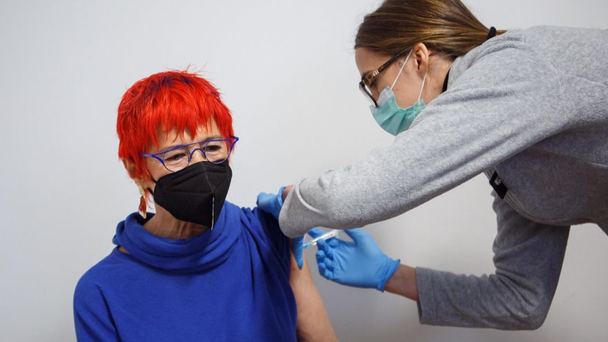 La consejera navarra de Salud se vacuna con AstraZeneca: "Son muchísimos más los beneficios que los riesgos"