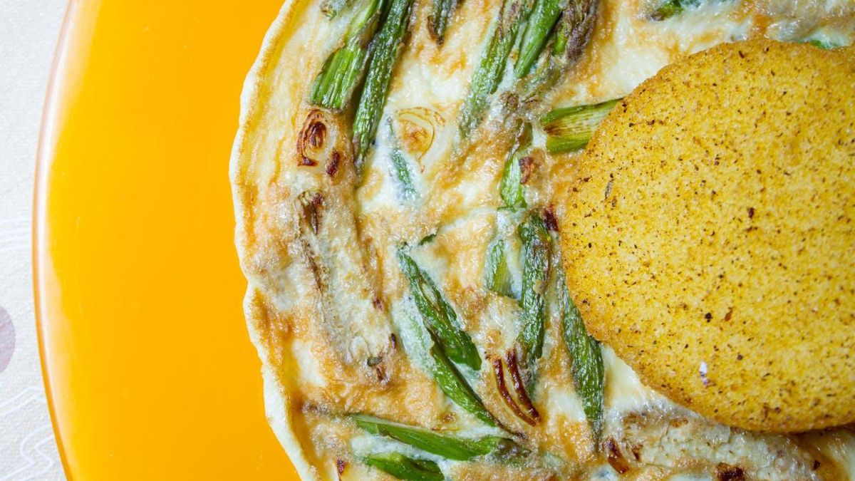 La frittata puede ser más gruesa o fina en función de la proporción de huevos por persona que le incorpores