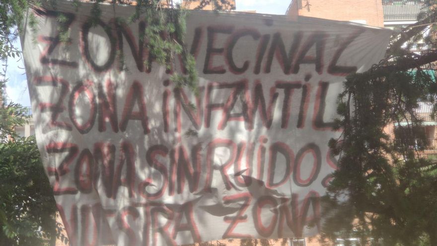 Una de las pancartas en la zona infantil y común contigua al solar donde los vecinos proponen hacer el huerto