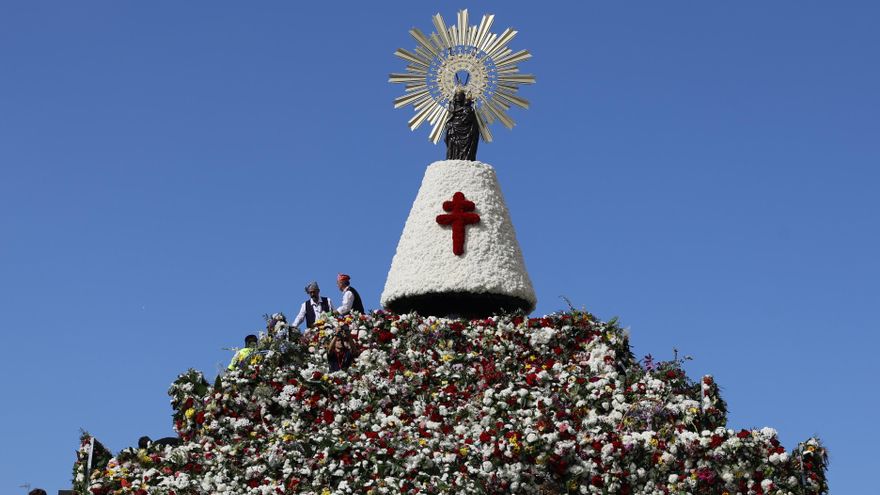 La Virgen del Pilar luce en Zaragoza su manto floral en una jornada multitudinaria
