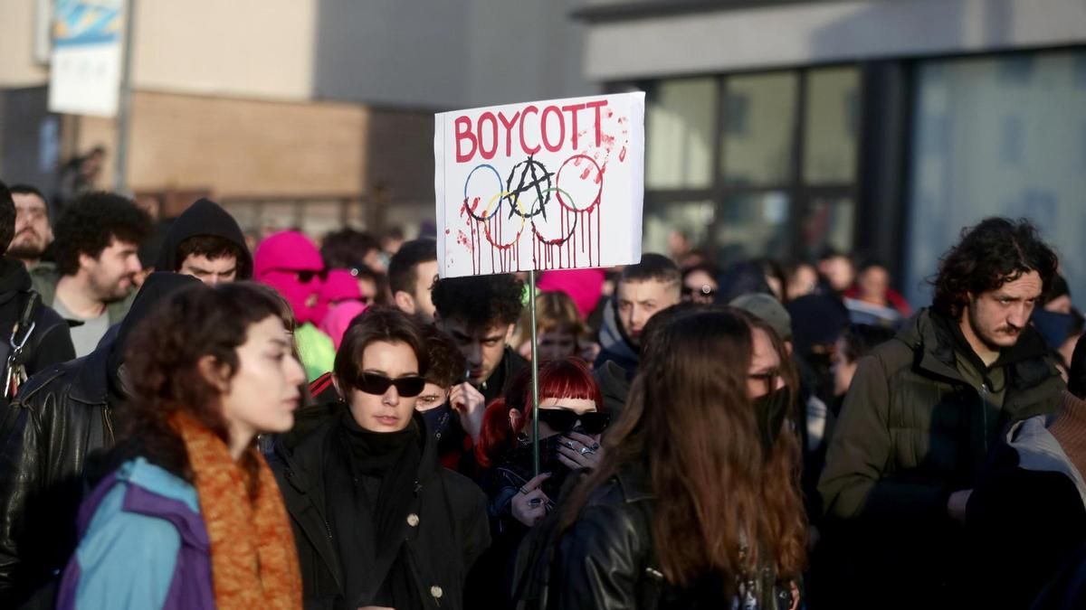 Una pancarta en Milán pide el boicot de los Juegos Olímpicos de Invierno